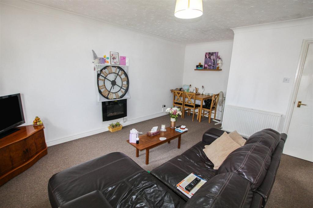 Saronie Court, Prestatyn, Denbighshire LL19 9NJ 2 bed flat for sale £