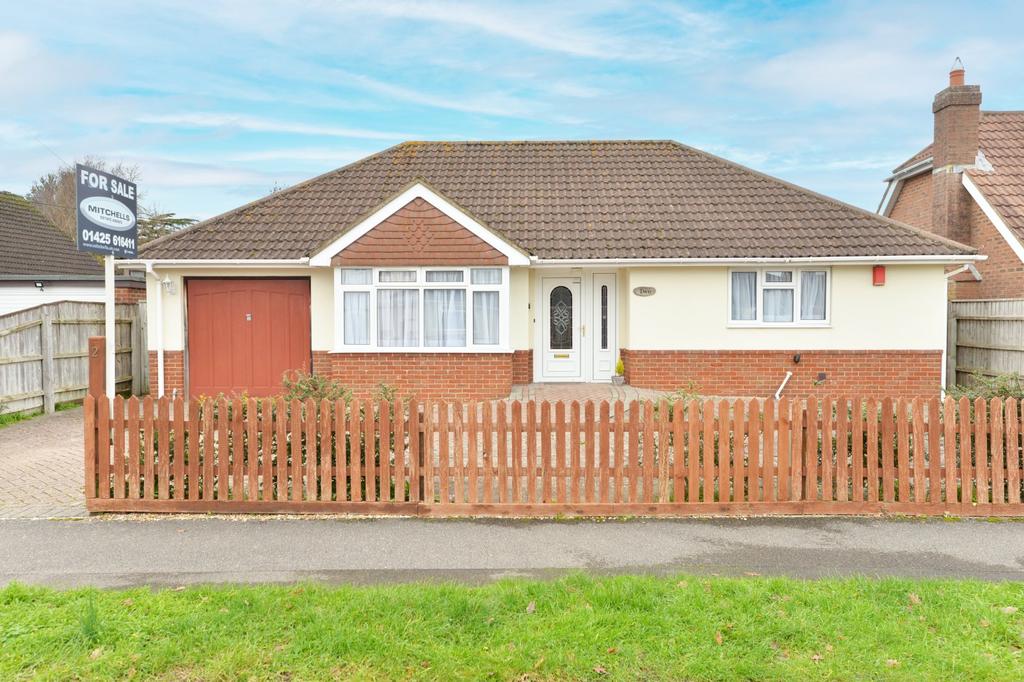 Milton Grove, New Milton, Hampshire, BH25 2 bed bungalow for sale £