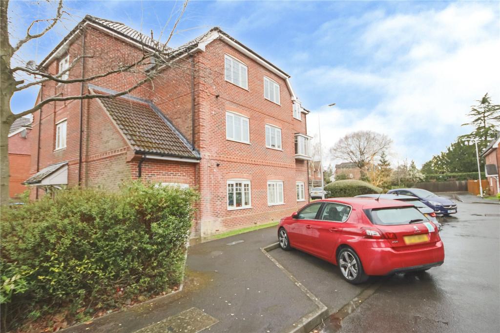 Ashdene Gardens, Reading, Berkshire... 2 bed apartment £1,250 pcm (£