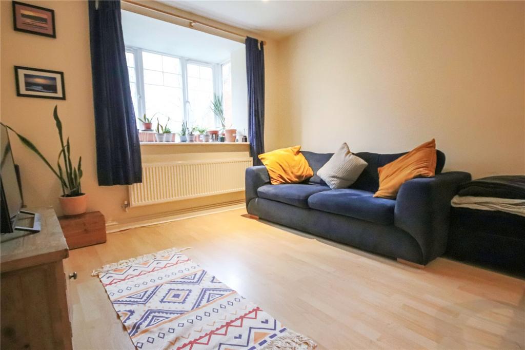 Ashdene Gardens, Reading, Berkshire... 2 bed apartment £1,250 pcm (£