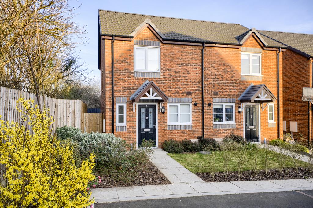 Burgundy Gardens, Leamington Spa, CV31 2 bed semidetached house £1,050 pcm (£242 pw)