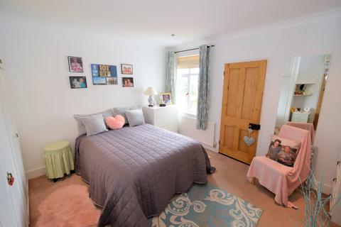 8 Park View, Bagshot, GU19 5HH