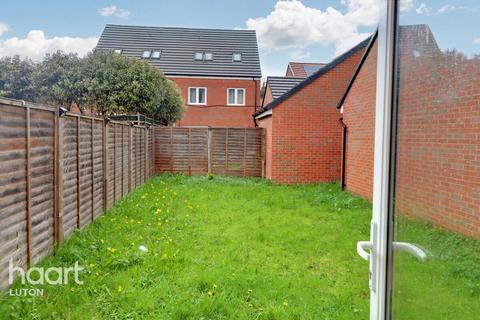 4 bedroom semi-detached house for sale, Guardian Way, Luton