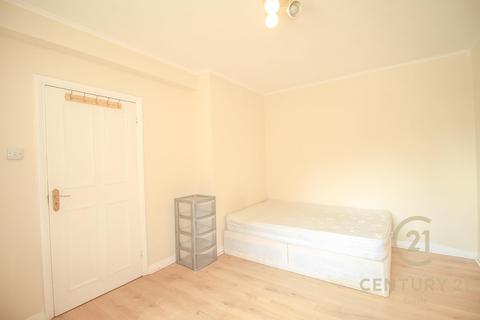 3 bedroom flat to rent, Glenbuck Road, SURBITON KT6