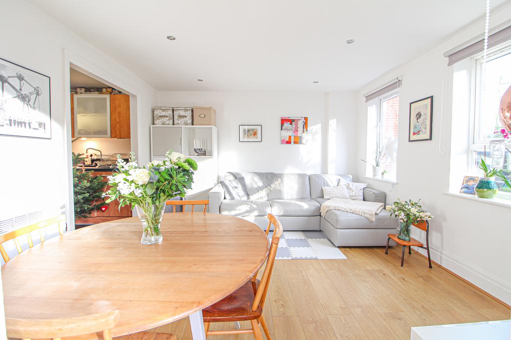 Seven Kings Way, KINGSTON UPON THAMES KT2 2 bed apartment for sale £