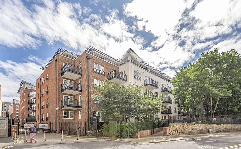 Seven Kings Way, KINGSTON UPON THAMES KT2 2 bed apartment for sale £