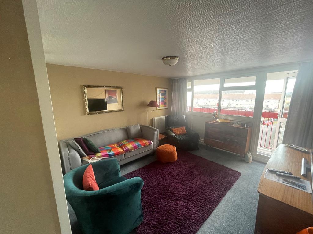 Calside Court, Paisley PA2 2 bed flat £50,000