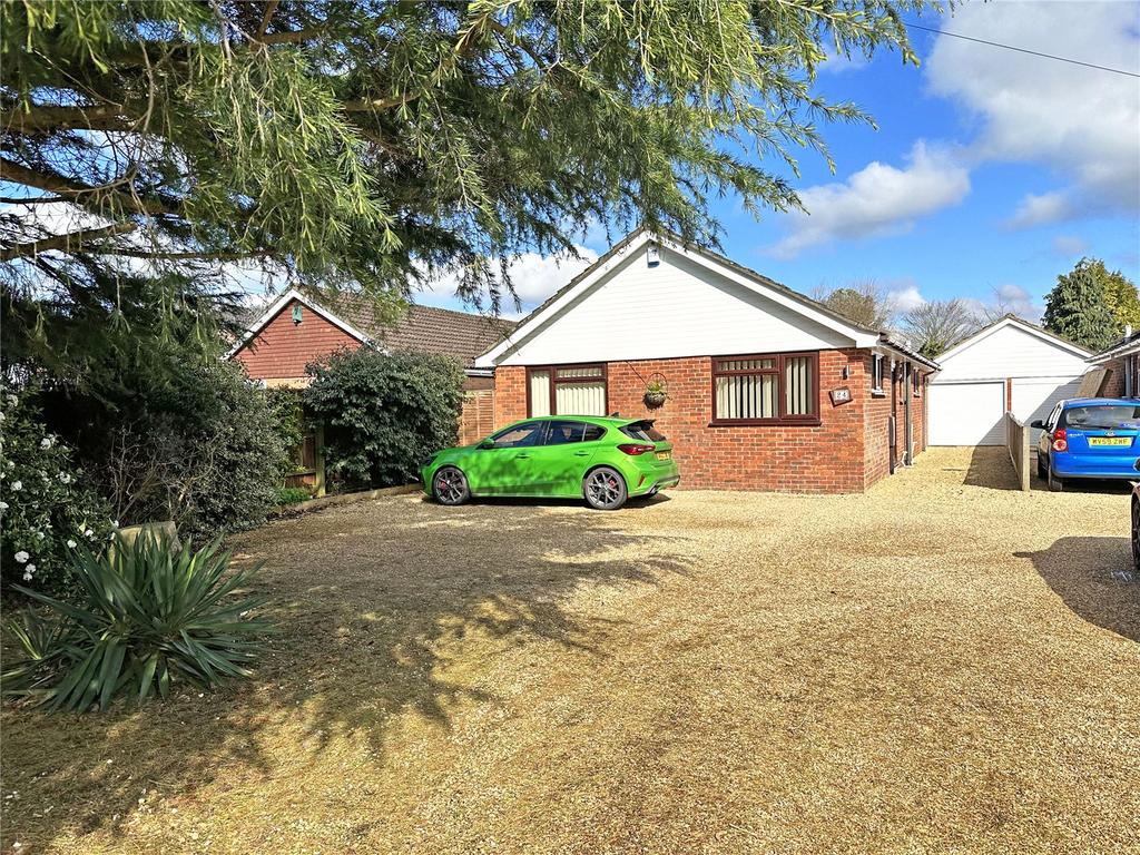 Sky End Lane, Hordle, Lymington, Hampshire, SO41 3 bed bungalow £600,000