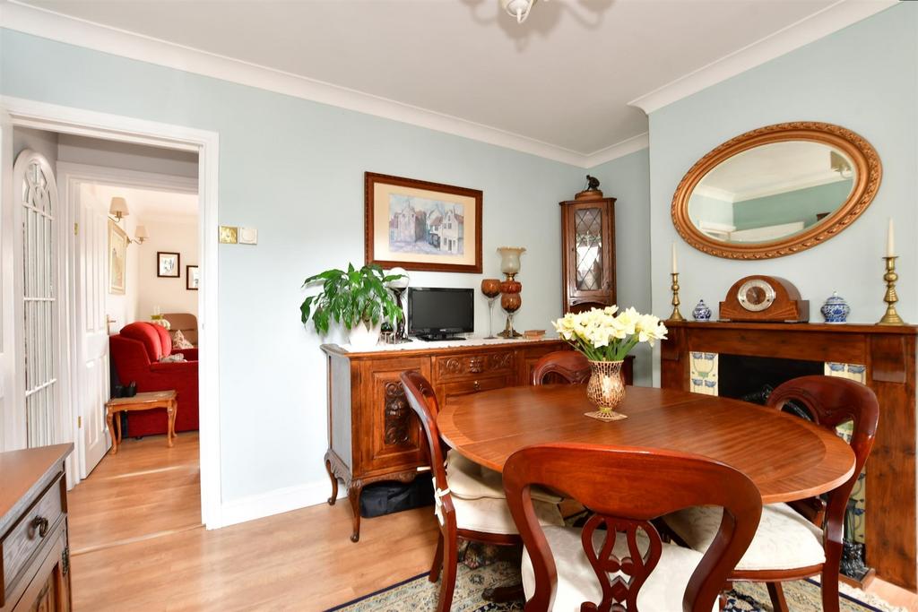 Mead Road, Cranleigh, Surrey 3 bed terraced house for sale £450,000