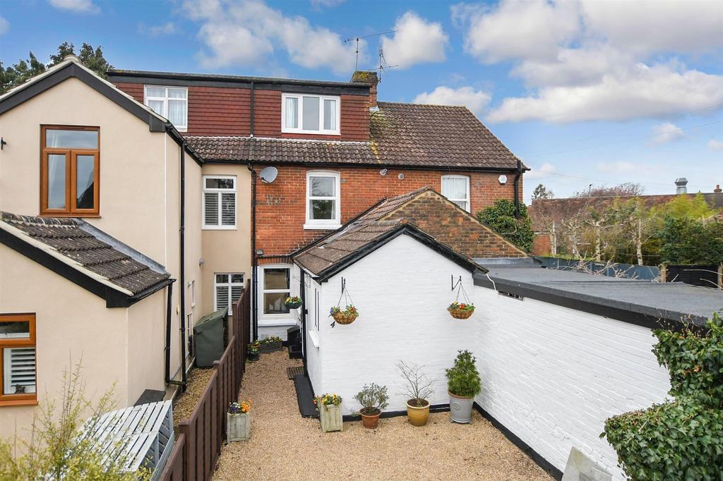 Mead Road, Cranleigh, Surrey 3 bed terraced house for sale £450,000
