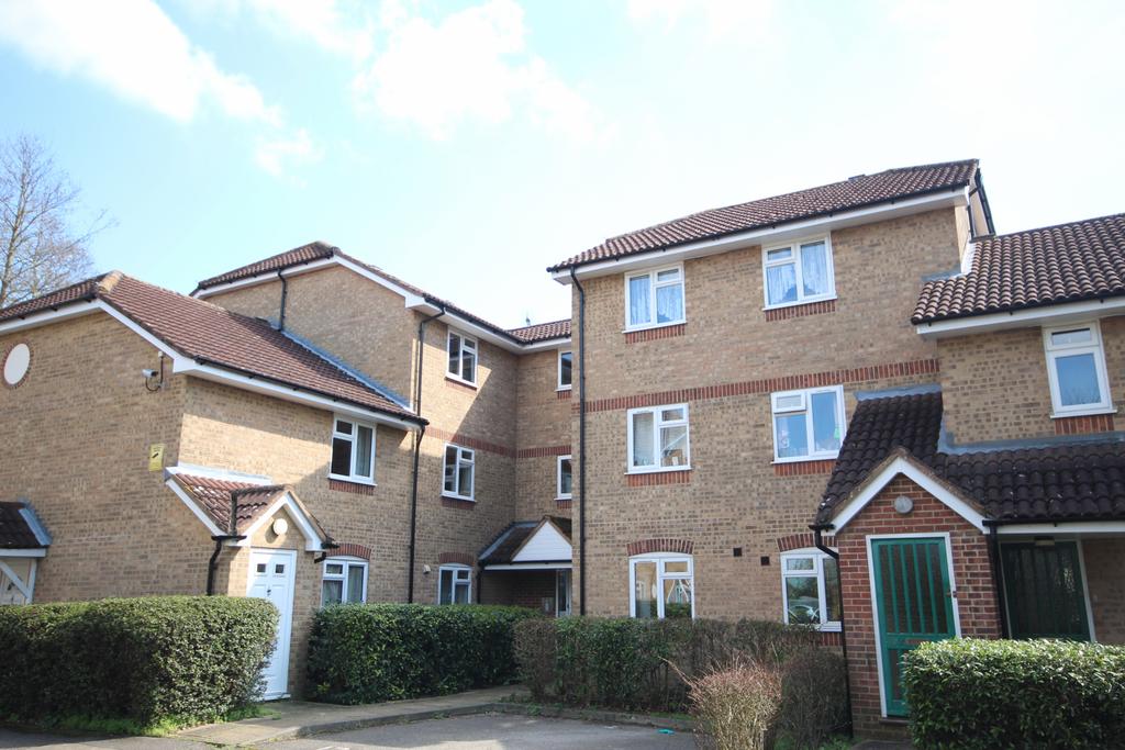 Gainsborough Road, Hayes, Middlesex UB4 2 bed flat £1,450 pcm (£335 pw)