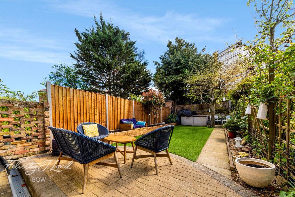 Fairfoot Road, London 3 bed terraced house for sale - £750,000