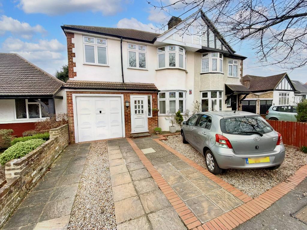 Waverley Avenue, Twickenham TW2 4 bed semidetached house £3,000 pcm