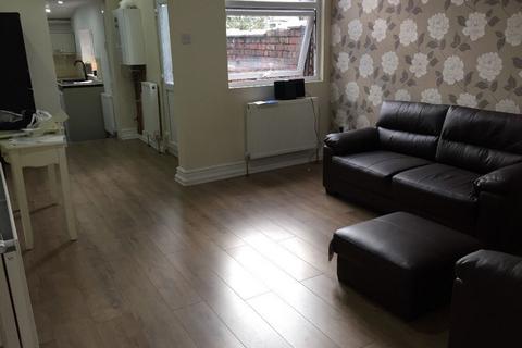 2 bedroom terraced house to rent, Pink Bank Lane, Manchester M12