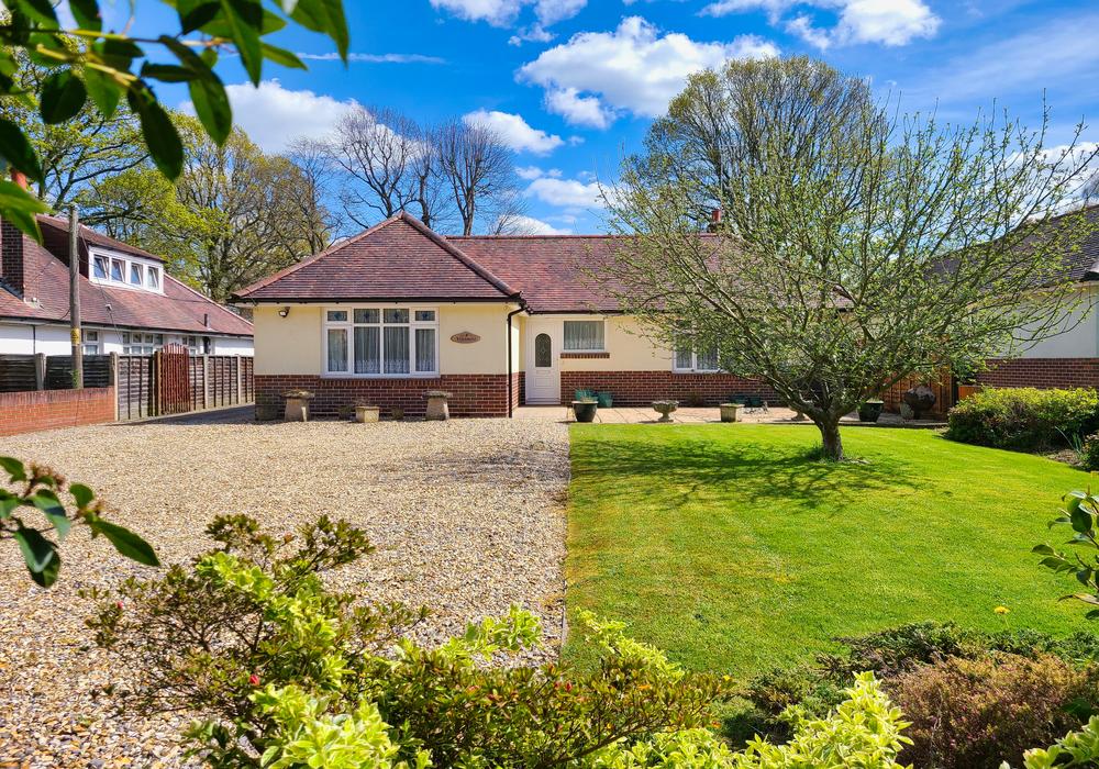 Cooks Lane, Calmore SO40 3 bed detached bungalow for sale £575,000