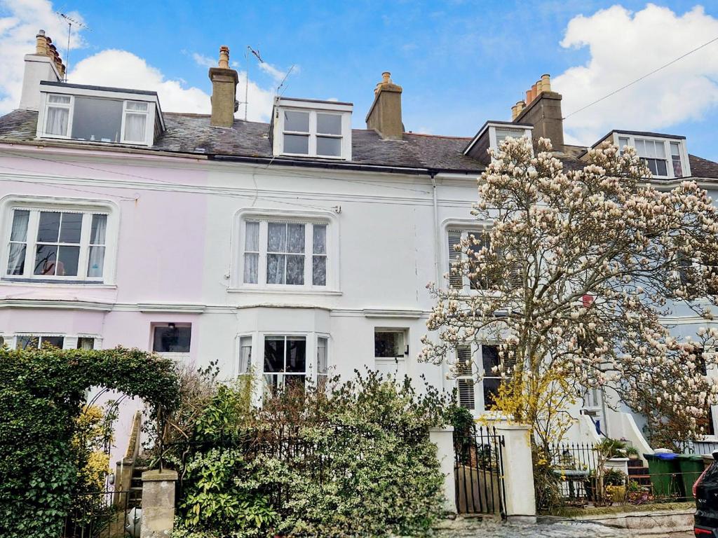 St. Anne's Crescent, Lewes, East Sussex 3 bed terraced house for sale