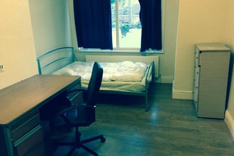 4 bedroom house share to rent, Kensington  Avenue ( Bills Inc Option), Manchester M14