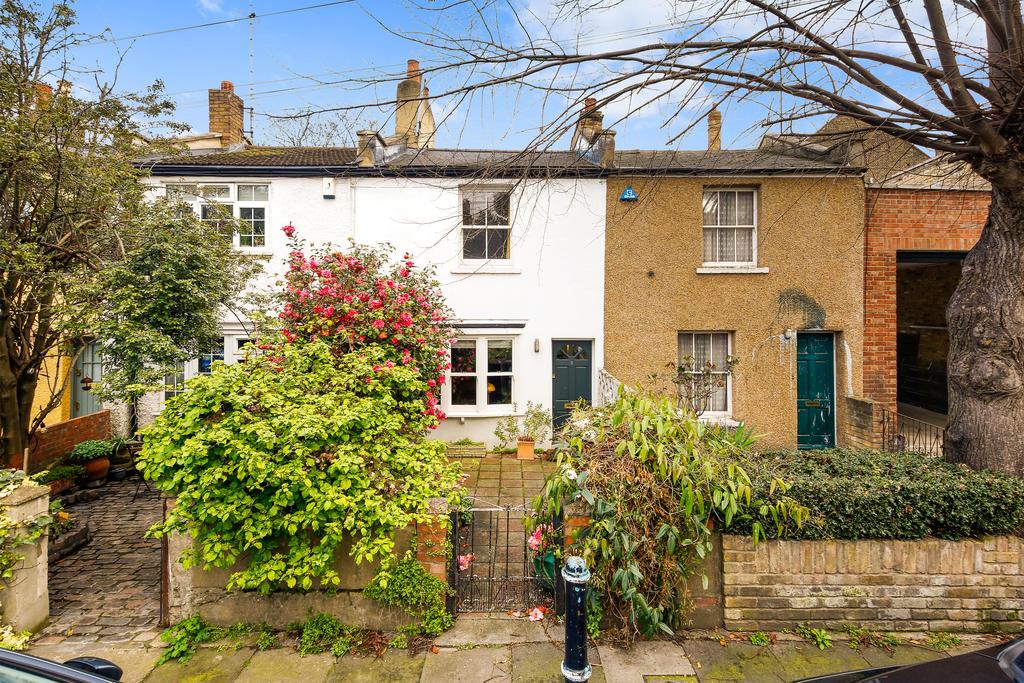 Mile End Place, Stepney Green, E1 2 bed terraced house £2,500 pcm (£