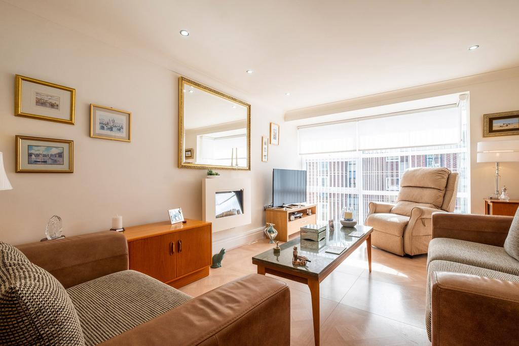 Bailey Avenue, Lytham St. Annes, FY8 2 bed apartment for sale £165,000