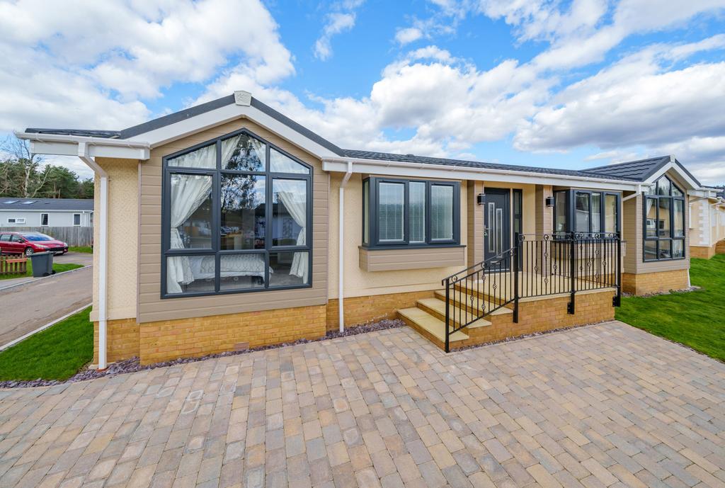 Bordon, Hampshire, GU35 2 bed park home for sale £325,000