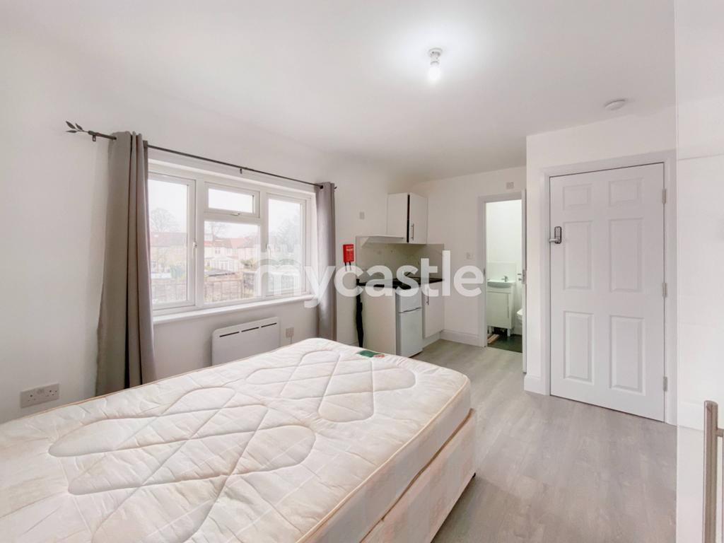 Vernon Road, Feltham TW13 1 bed bedsit £850 pcm (£196 pw)