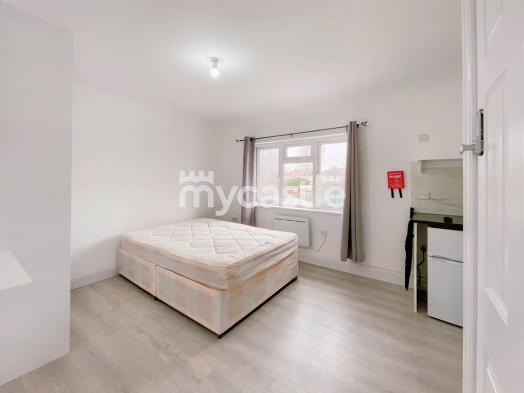 Vernon Road, Feltham TW13 1 bed bedsit £850 pcm (£196 pw)