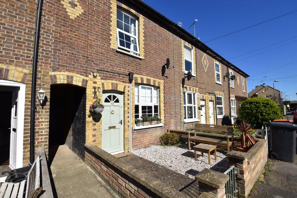 The Lane, Chalton, Luton... 3 bed terraced house £1,400 pcm (£323 pw)