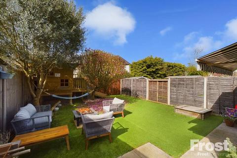 4 bedroom semi-detached house for sale - Chessholme Road, Ashford, Middlesex, TW15