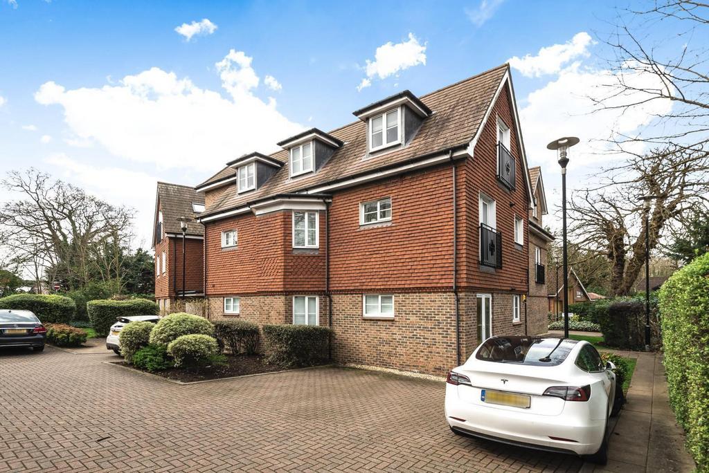 Stretton Court, Wey Road, Weybridge, KT13 2 bed apartment £1,600 pcm