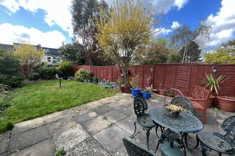 2 bedroom flat to rent, Cedars Road, Beckenham, Kent, BR3