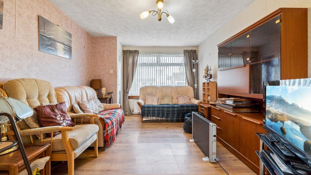 Loganswell Drive, Deaconsbank, Glasgow, G46 8QL 2 bed semidetached villa £135,000
