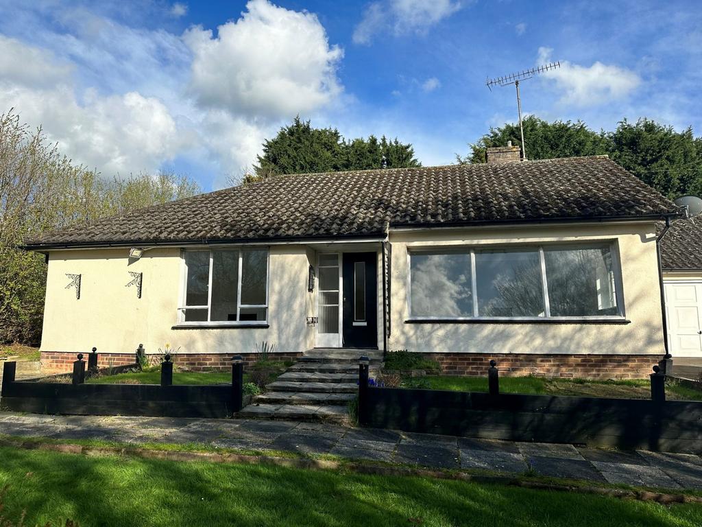 Duton Hill, Dunmow, Essex 2 bed bungalow £1,100 pcm (£254 pw)