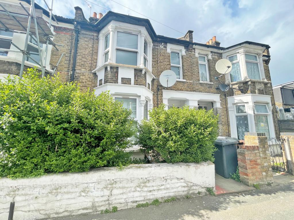 Leyton Park Road, London, E10 2 bed flat £1,700 pcm (£392 pw)