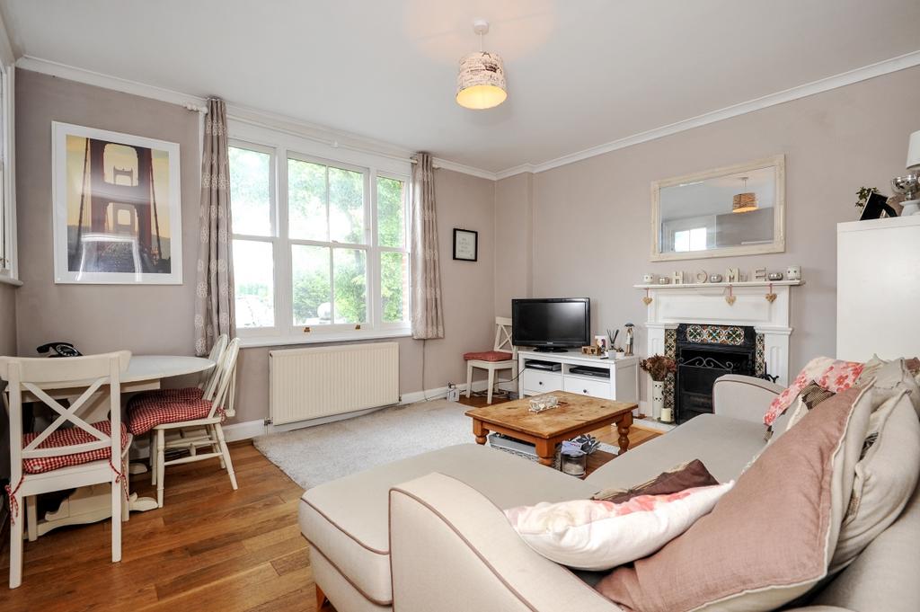 Thornton Avenue Balham SW2 3 bed apartment £2,500 pcm (£577 pw)