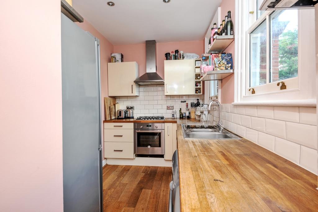 Thornton Avenue Balham SW2 3 bed apartment £2,500 pcm (£577 pw)