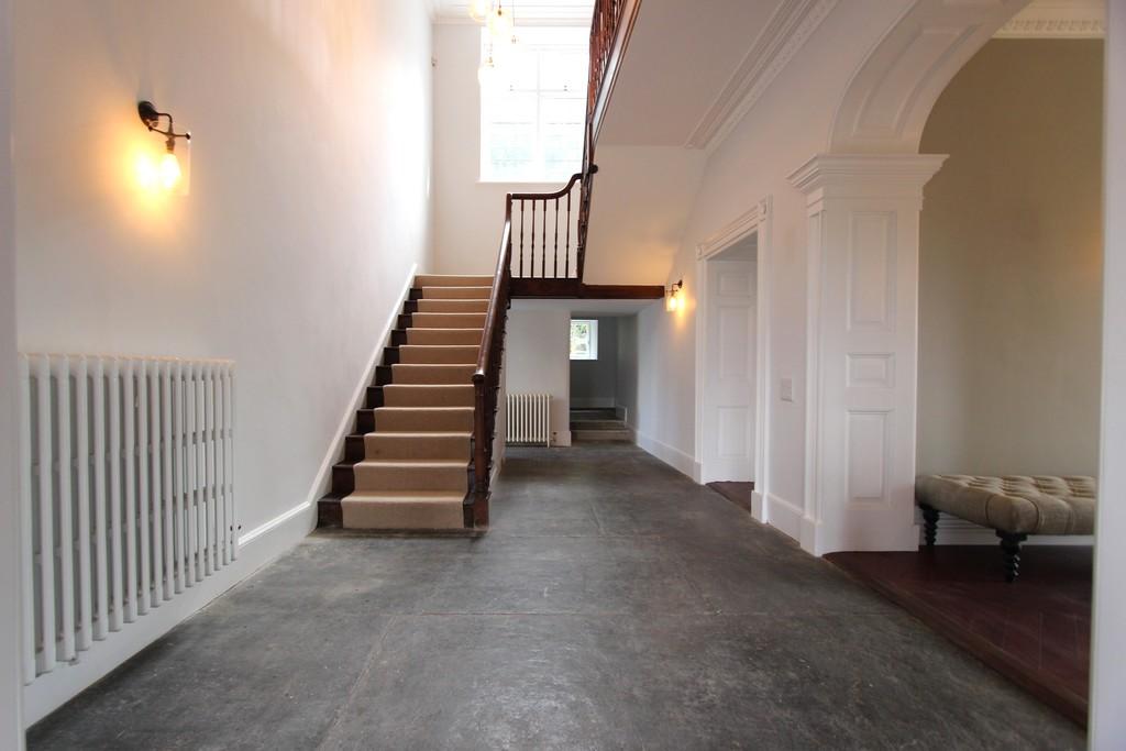 Cleeve, North Somerset 5 bed detached house £4,000 pcm (£923 pw)
