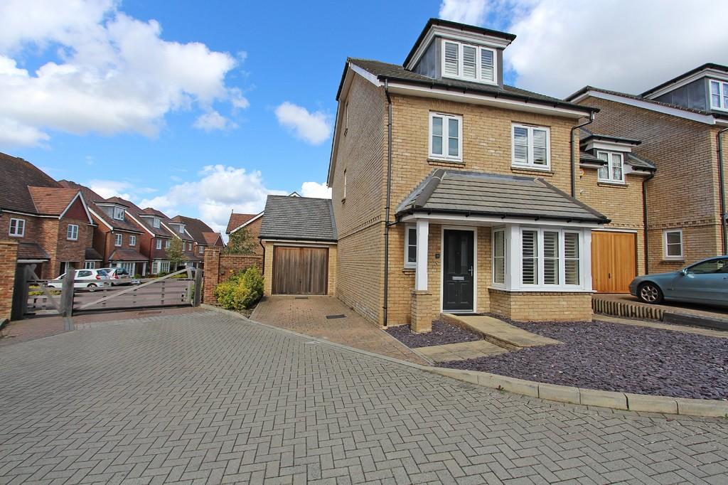 Oakgrove, Caterham 3 bed detached house £2,350 pcm (£542 pw)