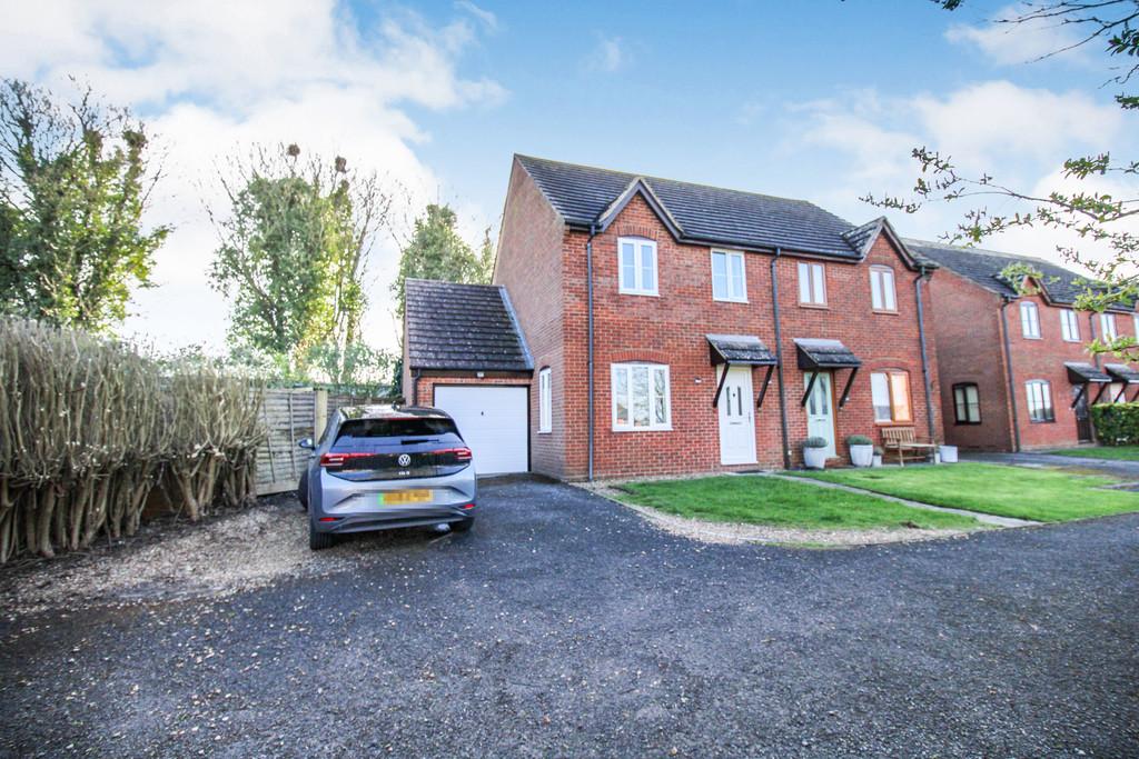 St. Close, Ogbourne St. 3 bed semidetached house £