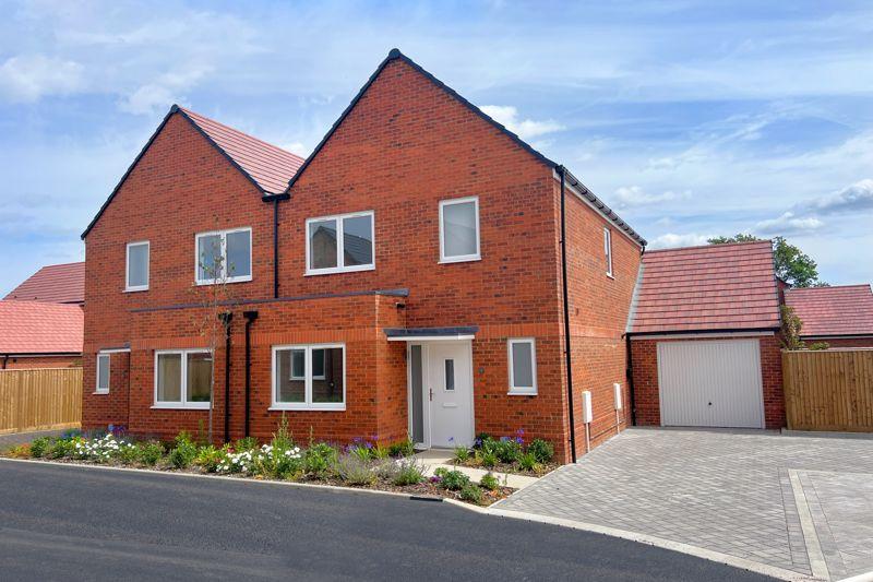 Chard Crescent, Cranleigh 3 bed semidetached house for sale £550,000