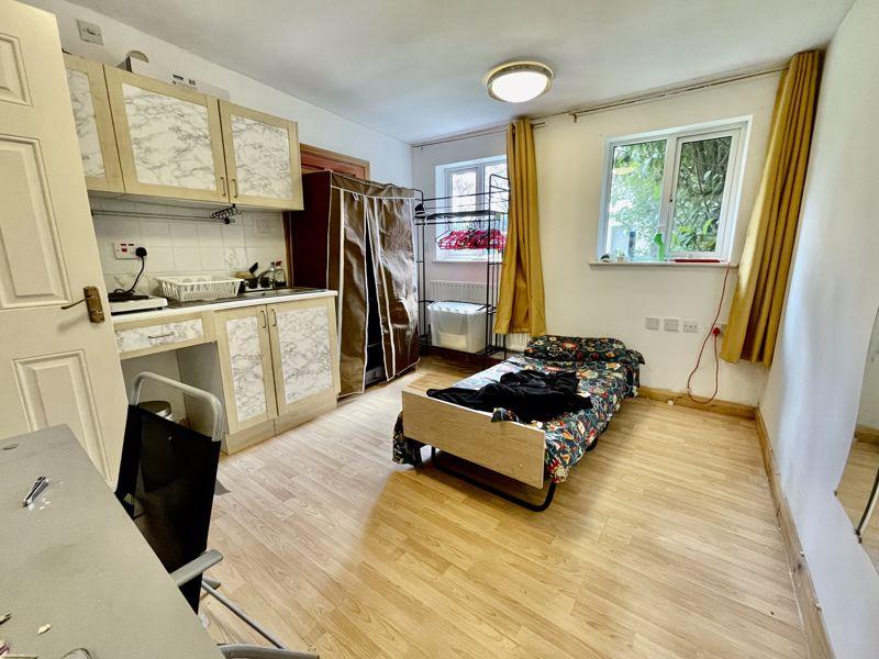 Norton Road, Uxbridge, UB8 1 bed apartment £850 pcm (£196 pw)