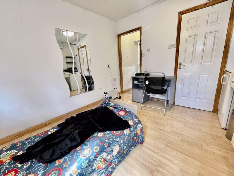 Norton Road, Uxbridge, UB8 1 bed apartment £850 pcm (£196 pw)