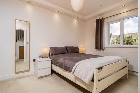 2 bedroom flat for sale - Uxbridge Road, Pinner
