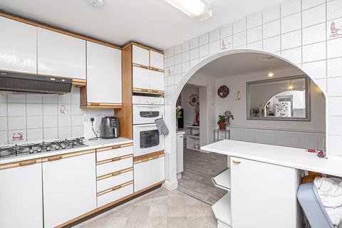 2 bedroom semi-detached house for sale - Oakwood Hill, Loughton