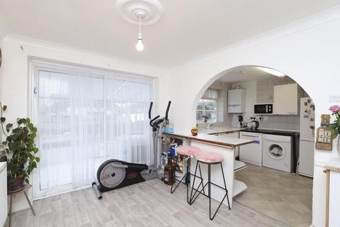 2 bedroom semi-detached house for sale - Oakwood Hill, Loughton