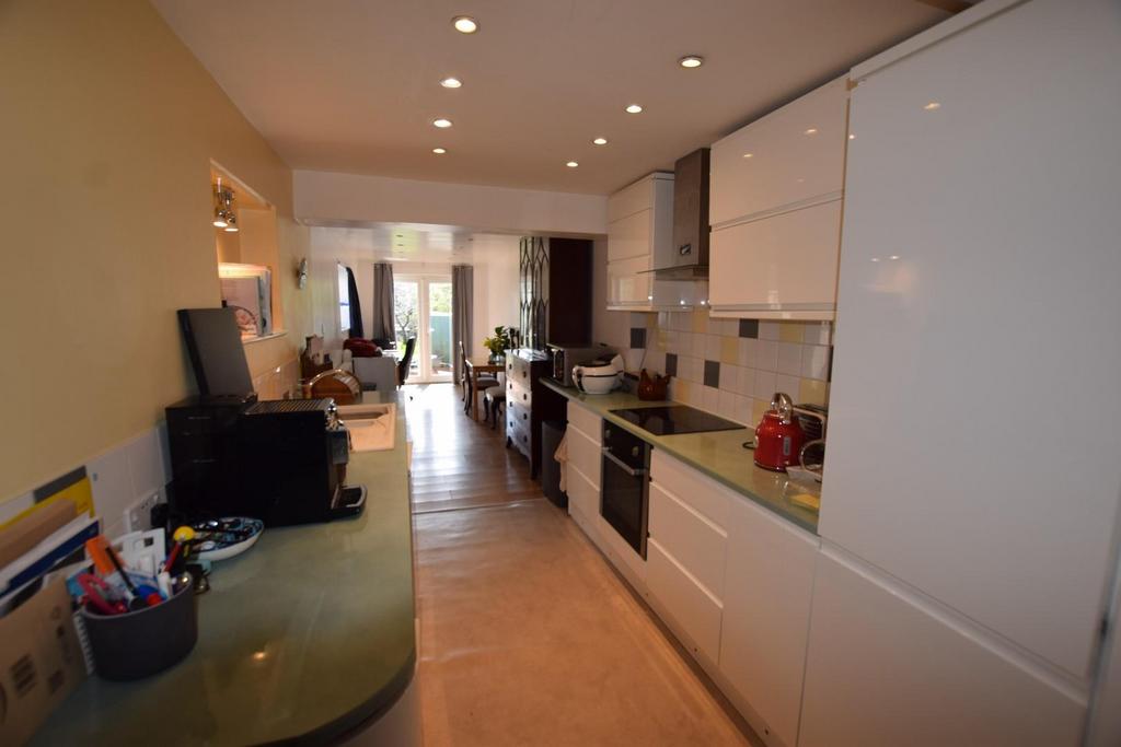 Clifton Street, Swindon 3 bed terraced house £1,100 pcm (£254 pw)