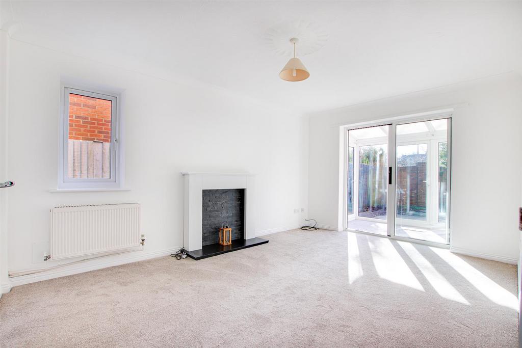 Vitre Gardens, Lymington 3 bed detached house £1,500 pcm (£346 pw)