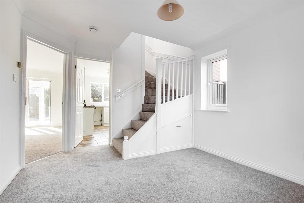 Vitre Gardens, Lymington 3 bed detached house £1,500 pcm (£346 pw)
