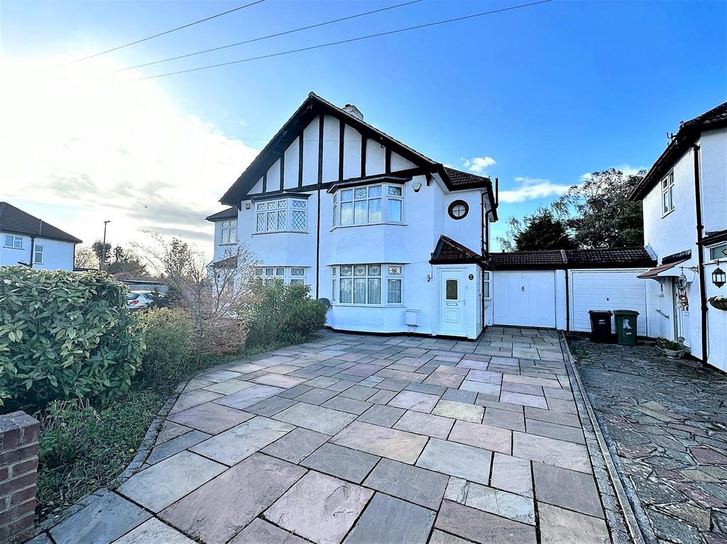 Crest View Drive, Petts Wood 4 bed house to rent £2,400 pcm (£554 pw)