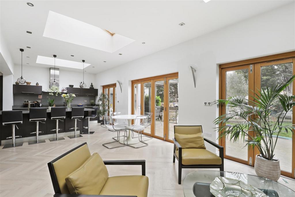 Lewes Road, North Finchley, N12 4 bed semidetached house £4,500 pcm (£1,038 pw)
