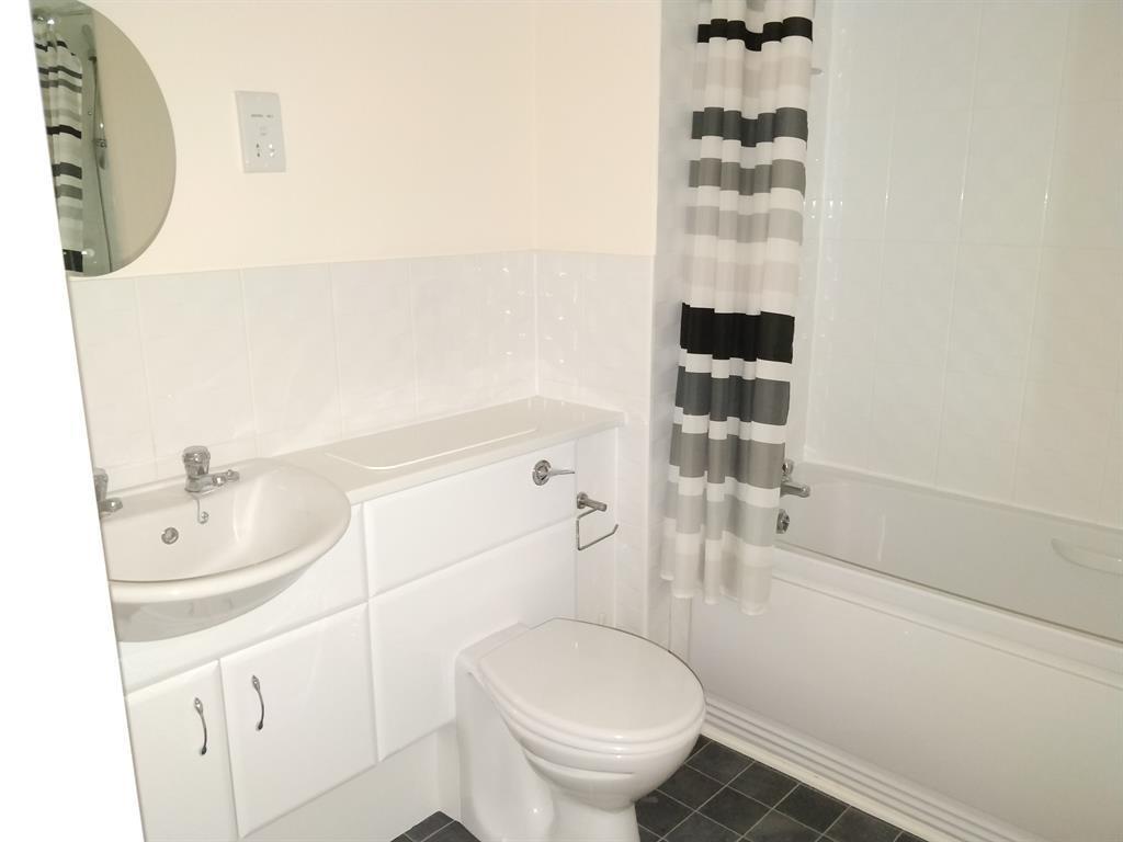 Kensington Oval, Lichfield, WS13 6NR 2 bed flat £950 pcm (£219 pw)